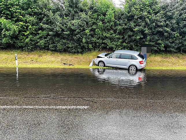 Zu zwei Auffahrkollisionen auf der Autobahn kam es am 22. Juni 2022. Der Grund waren starke Regenfälle.