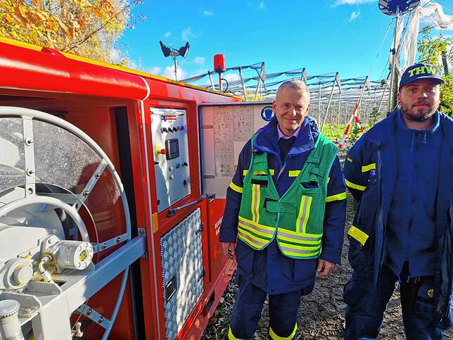 Die Konstanzer Feuerwehr brachte diese Hochleistungspumpe über den See, mit der das Wasser jetzt aus dem Weiher gepumpt wird. Im Bild: ...