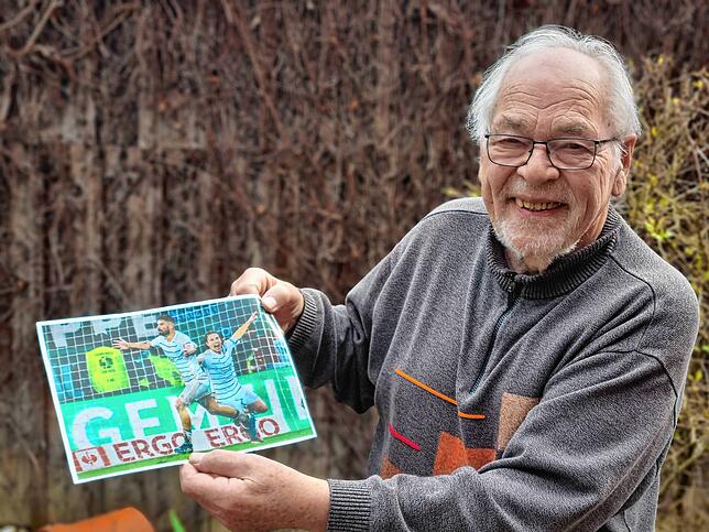 Stolz auf den Pokal-Helden! Walter Erne zeigt die Jubel-Szene von Kai Brünker, der Sekunden zuvor den 2:1-Siegtreffer im ...