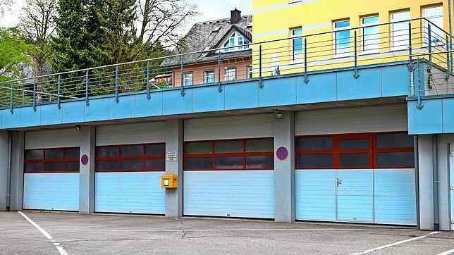 Das bestehende Schönwälder Feuerwehrgerätehaus ist nicht mehr zeitgemäß: Heutige Fahrzeuge sind deutlich höher; auch weitere ...