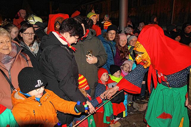 Bild 8: Schaurige Akrobatik: So fliegen die Urhexen übers lodernde Hexenfeuer