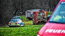Einsatzkräfte arbeiten an einer Unglücksstelle im baden-württembergischen Weilheim an der Teck. Dort ist ein Ultraleichtflugzeug ...