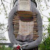 Dieser Baummanschette dient als Insektenhotel.