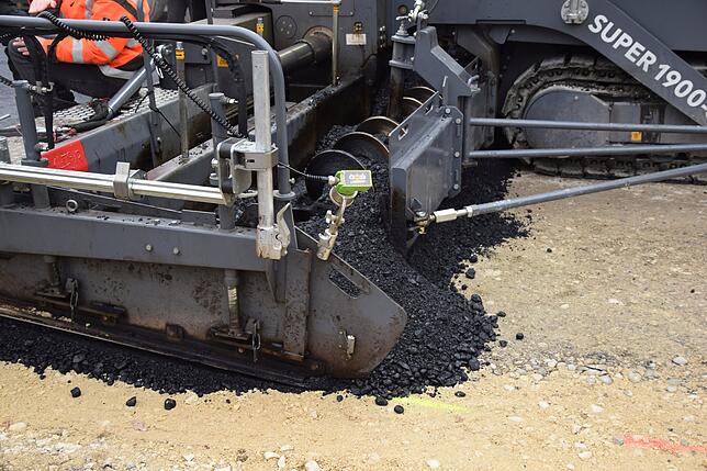 Der Asphalt kommt in der richtigen Menge aus dem Fertiger.