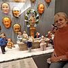 Ingeborg Jaag vor einer der Fastnachts-Szenen, die jetzt neu im Franziskanermuseum aufgebaut werden. Hier spielt der Villinger ...