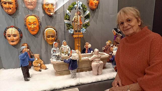 Ingeborg Jaag vor einer der Fastnachts-Szenen, die jetzt neu im Franziskanermuseum aufgebaut werden. Hier spielt der Villinger ...