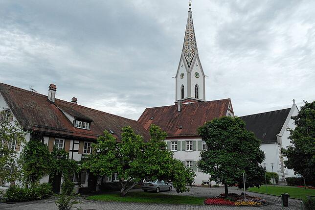 Oberteuringen hat etwas mehr als 5000 Einwohner. Im Ortszentrum gruppieren sich Pfarrhaus und Mesmerhaus um die Kirche.