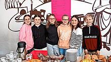 Eine gut bestückte Kuchentheke und Kaffee präsentieren die Schüler der Klasse 6b an der Realschule Triberg für die Gäste. Bild: Richard ...