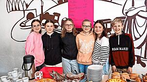 Eine gut bestückte Kuchentheke und Kaffee präsentieren die Schüler der Klasse 6b an der Realschule Triberg für die Gäste. Bild: Richard ...