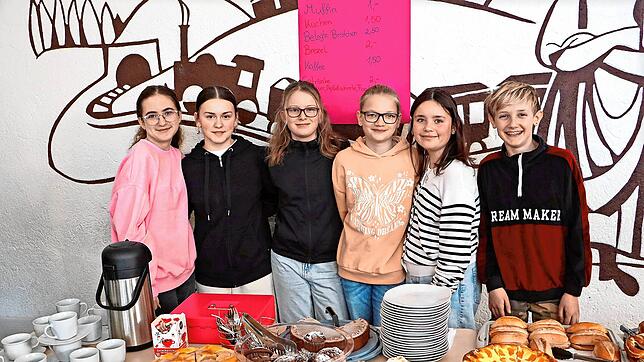 Eine gut bestückte Kuchentheke und Kaffee präsentieren die Schüler der Klasse 6b an der Realschule Triberg für die Gäste. Bild: Richard ...