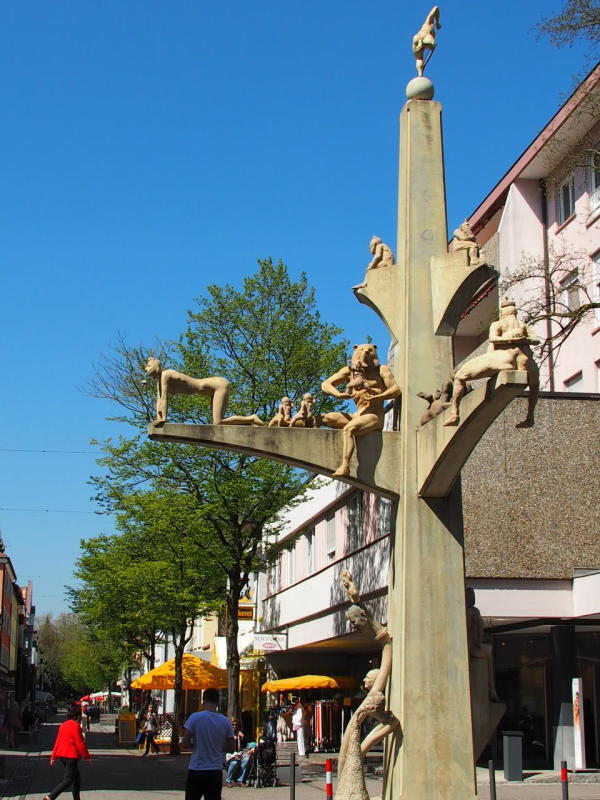 Peter Lenk ist ein Künstler, der provozieren will. Auf den Singener Paradiesbaum hat er nackte Gestalten gesetzt, die mit Bürgern ...