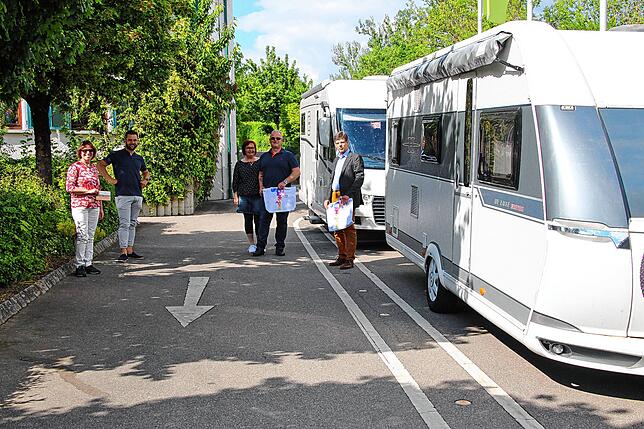 Das neue Empfangskomitee am Campingplatz: (Von links) Lucie Fieber, Claudius Wirth und Bürgermeister Georg Riedmann empfangen Andrea und ...