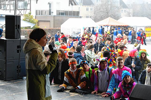 Karaoke-Stimmung auf dem Rathausplatz in Singen.