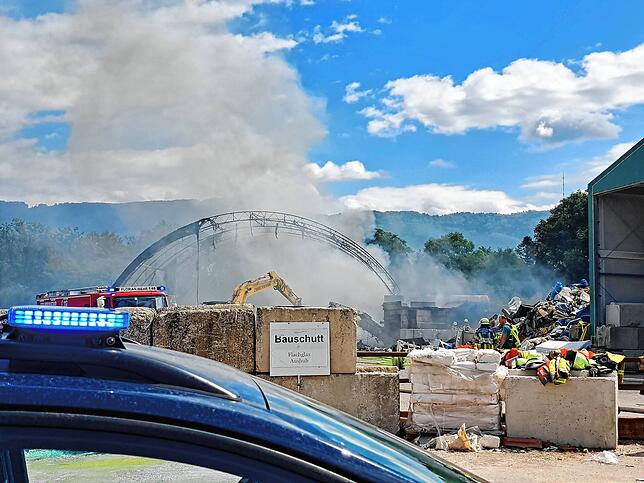Bild 5: Wehr: Feuer auf der Mülldeponie - Bilder des Einsatzes auf dem Lachengraben