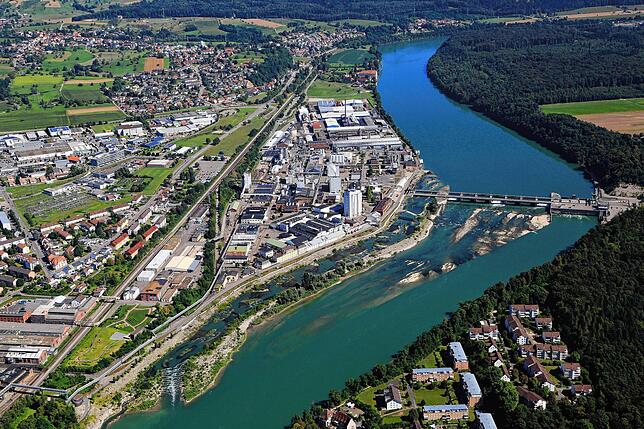 Rhein mit Wasserkraftwerk und Industrie Rheinfelden.