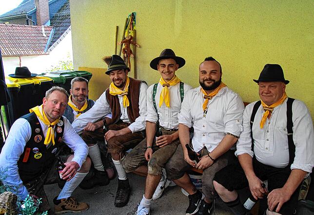 Bild 7: Dirndl und Lederhosen bestimmten das Bild beim Bräunlinger Almabtrieb