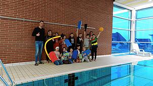 Schwimmlehrer Fabian Gut (links) und Edith Stallmann (rechts) freuen sich über den Erfolg des Schwimmunterrichts. Am letzten ...