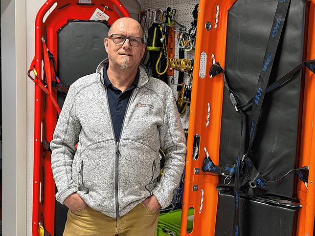 Bernd Nehrkes Unternehmen beliefert Firmen mit Equipment für Absturzsicherungen, hier mit Rettungstragen, und schult Mitarbeiter in ...
