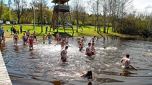 Rein ins kühle Nass! Die Badesaison am Kirnbergsee ist mit dem mittlerweile traditionellen Frühschwimmen eröffnet. Foto: Lutz Rademacher