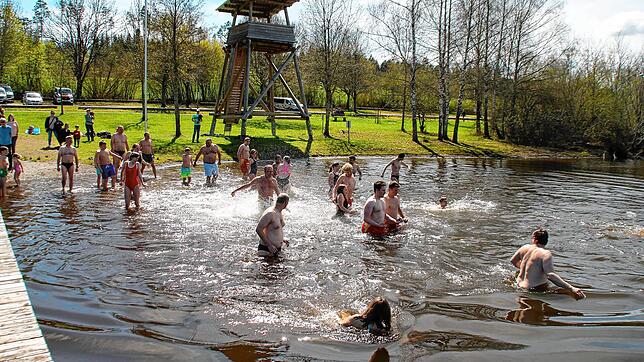 Rein ins kühle Nass! Die Badesaison am Kirnbergsee ist mit dem mittlerweile traditionellen Frühschwimmen eröffnet. Foto: Lutz Rademacher