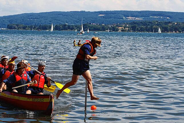 Bild 8: Radolfzell: Rein ins Boot und gleich ins Wasser: Das Großkanadierrennen 2025 in Bildern