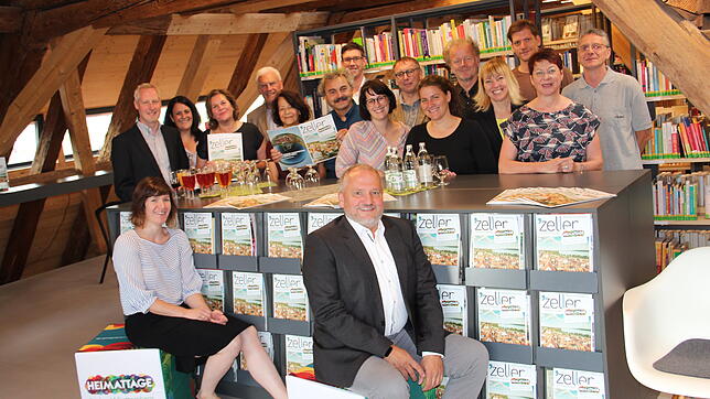 Autoren und Herausgeber der Sonderausgabe des Zeller Magazins feiern als Einstimmung auf die Heimattage 2021 in der Stadtbibliothek die ...