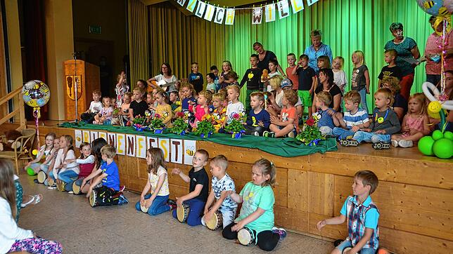 Die Kindergartenkinder umrahmten den Festakt mit Liedern rund um die Biene.