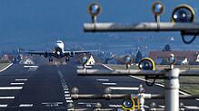 Ein Flugzeug startet vom Bodensee-Airport in Friedrichshafen aus. (Symbolbild)
