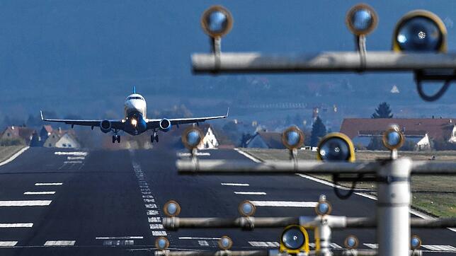 Ein Flugzeug startet vom Bodensee-Airport in Friedrichshafen aus. (Symbolbild)