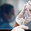 Wer als Beschäftigter im Gesundheitswesen keine Impfung nachweisen kann, muss künftig unter Umständen mit arbeitsrechtlichen ...