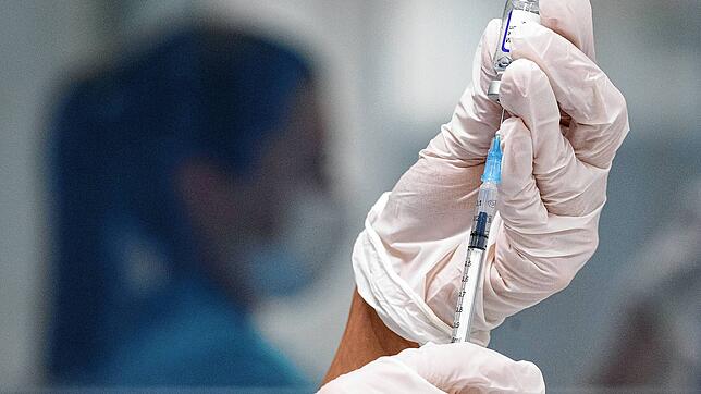 Wer als Beschäftigter im Gesundheitswesen keine Impfung nachweisen kann, muss künftig unter Umständen mit arbeitsrechtlichen ...