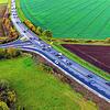 Die neu gestalte B33-Anschlussstelle aus der Luft: Der dunkle, frische Asphalt markiert die neue Einfädelspur für den Verkehr, der von ...
