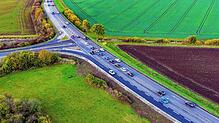 Die neu gestalte B33-Anschlussstelle aus der Luft: Der dunkle, frische Asphalt markiert die neue Einfädelspur für den Verkehr, der von ...