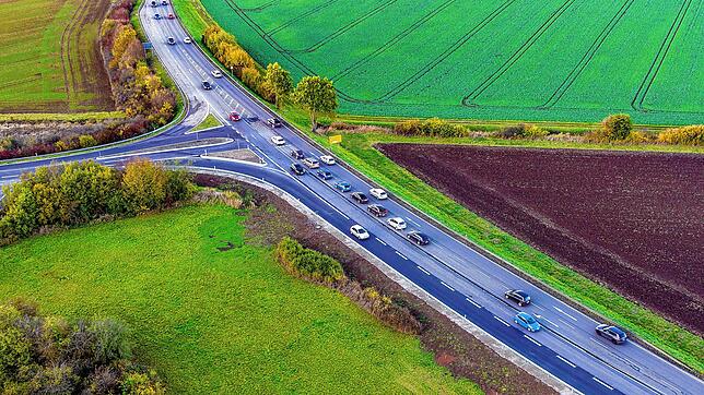 Die neu gestalte B33-Anschlussstelle aus der Luft: Der dunkle, frische Asphalt markiert die neue Einfädelspur für den Verkehr, der von ...