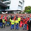 Große Protestaktion in Friedrichshafen: ZF-Mitarbeiter versammeln sich vor der Konzernzentrale, um gegen den geplanten Stellenabbau zu ...