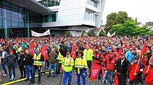 Große Protestaktion in Friedrichshafen: ZF-Mitarbeiter versammeln sich vor der Konzernzentrale, um gegen den geplanten Stellenabbau zu ...