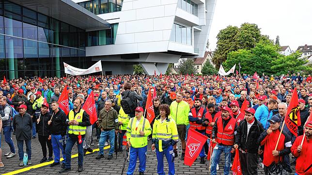 Große Protestaktion in Friedrichshafen: ZF-Mitarbeiter versammeln sich vor der Konzernzentrale, um gegen den geplanten Stellenabbau zu ...
