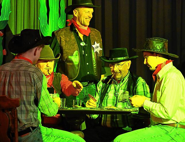 Bild 4: Närrischer Spaß in der Ritterburg: So erlebten die Besucher den Bunten Abend in Weilheim