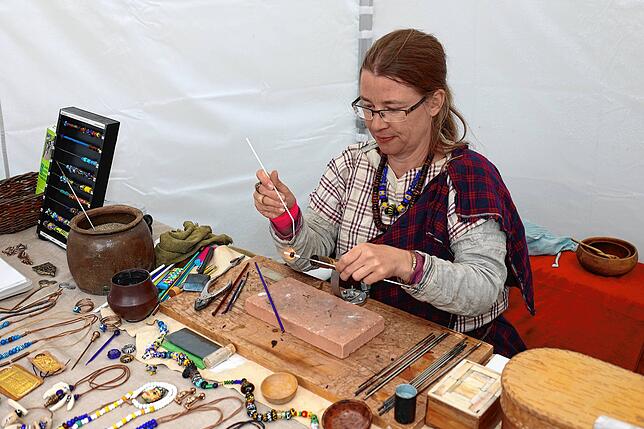 Susanne Harkort fertig nach keltischen Vorbildern Glasperlen an.