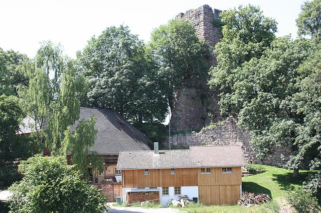 Ruine Waldau Ein Blick auf die malerische Kulisse der Ruine Waldau mit Burgfried. Zu Füßen liegt der Hof Beck mit der Waldau Schänke.