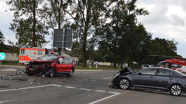 Mehrere Verletzte gab es bei dieser Kollision am Samstag an der Auffahrt zur B 523 bei Tuningen.