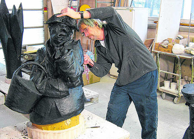 Der Künstler bei der Arbeit: Gero Hellmuth gibt der Bronzefigur des Eierwiebs den letzten Schliff für den Singener Narrenbrunnen.