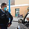 Manchmal müssen Bundespolizisten auch zuhören: In diesem Fall berichtet ein Mann von seiner bereits überstandenen Covid-19-Erkrankung ...