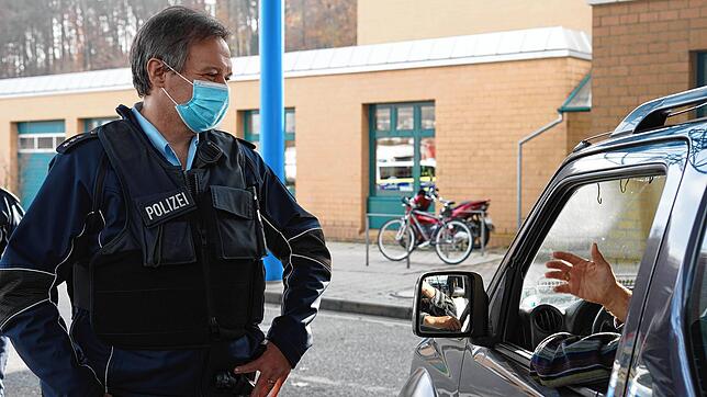 Manchmal müssen Bundespolizisten auch zuhören: In diesem Fall berichtet ein Mann von seiner bereits überstandenen Covid-19-Erkrankung ...