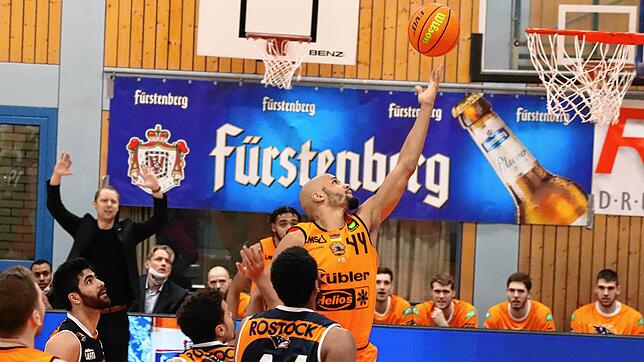 Anfang Januar zogen Kevin Bryant (am Ball) und seine Schwenninger Teamkollegen im Heimspiel gegen Rostock den Kürzeren. Nun treffen die ...