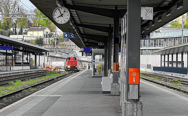 Kurz vor acht in Schaffhausen: Die verwaisten Bahnsteige 4 und 5, wo um diese Zeit normalerweise die Reisenden auf die IRE-Züge nach ...