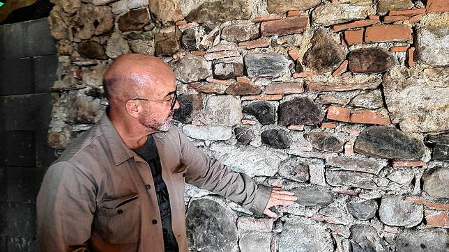 Beim Abschreiten der Wände beschreibt Kreibich zu den verschiedenen Steinmaterialien in den Wänden, man könne daran die gesamte Geologie ...