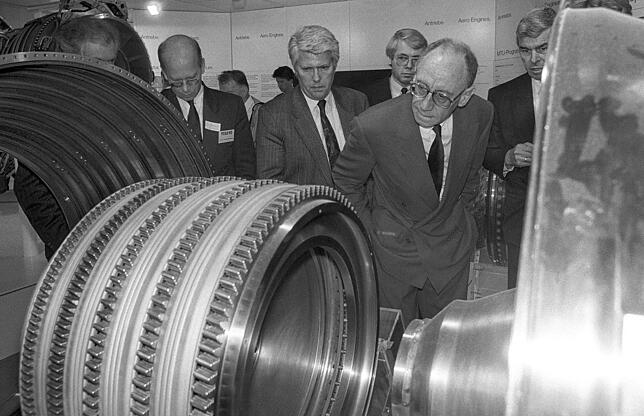 Edzard Reuter 1990 während eines Rundgangs auf der Internationalen Technologiemesse für Luft- und Raumfahrt in Hannover