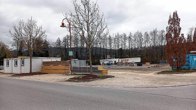 Hier stand die Leichtbauhalle gegenüber der Talwiesenhalle: Sie war seit Juni 2024 nicht mehr bewohnt und wurde Anfang des Jahres abgebaut.