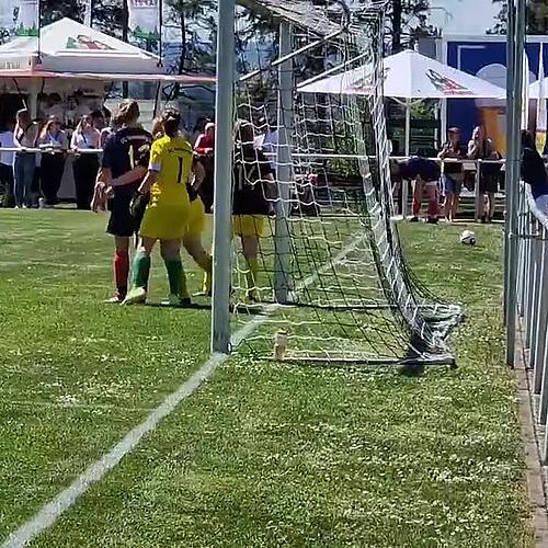 Antonia Pusch trifft per direktem Eckball (27.)